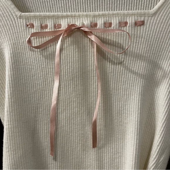 Elegant Cream Long Sleeve Top with Ribbon Detail - Picture 3 of 4